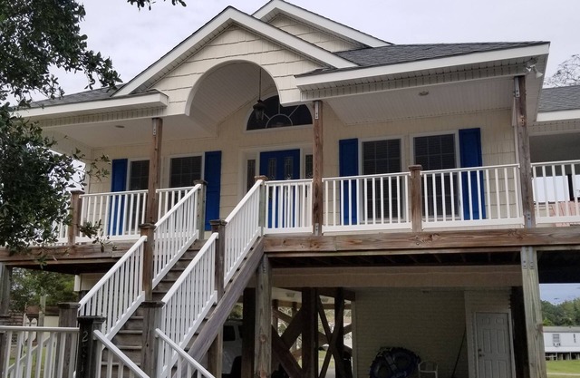 Charming 3-BR cottage with open floor plan, near the Intercoastal Waterway.