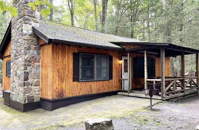 Charming 3 BR Log Cabin in the Poconos