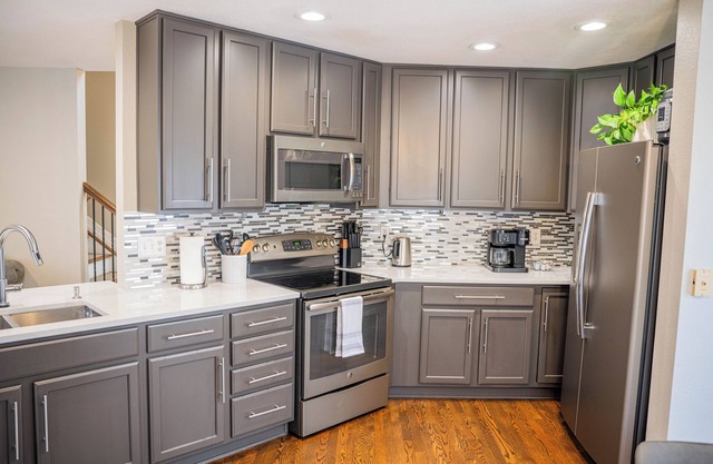 Charming 3 BR Retreat;10 min DIA; Pool; Park