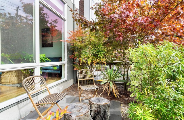 Charming 3B Ballard townhome w/Workspace & AC, Walkable to everything!
