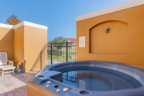 Charming 3BD/2.5BA * Jacuzzi + Lake View