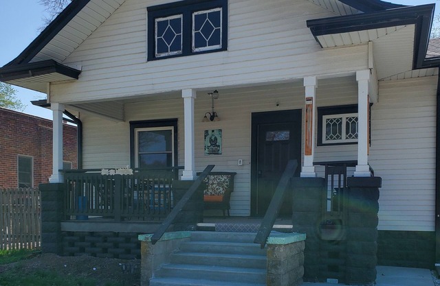 Spacious 3bd main floor apt-porch/patio/fenced-near food/bar/park/coffee/grocery