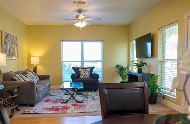 3BR Fancy Home w/ Full Kitchen for a Relaxing Stay