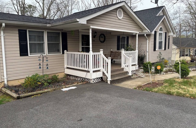 Charming 3BR - 2BA Comfy Home Near Beach, fun & relaxation-Perfect Getaway Spot!
