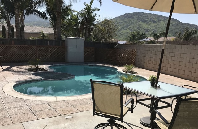 Charmant 3BR / 2BA MAISON AVEC PISCINE ET JACUZZI