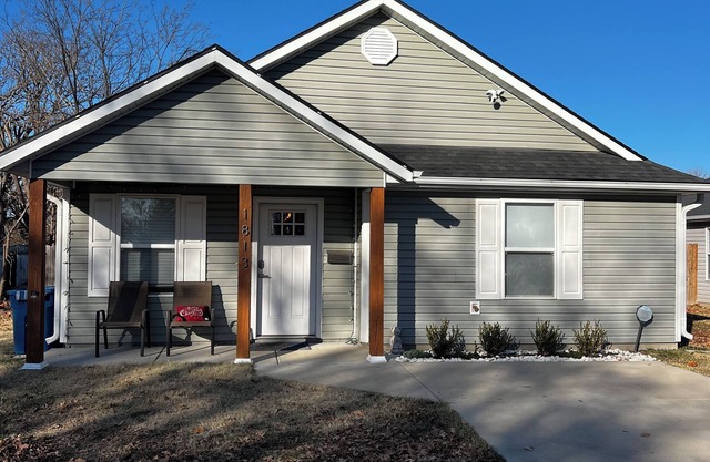 Charming 3-bedroom house with firepit, large fenced yard, pet friendly