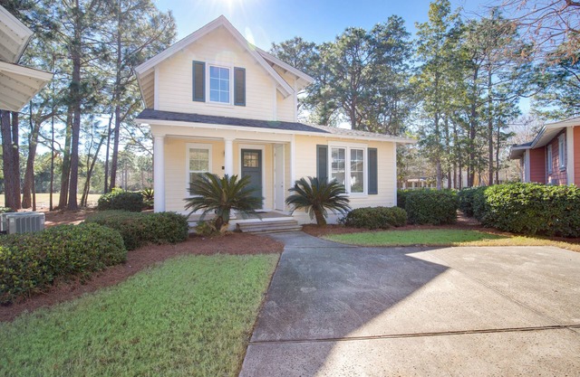 SPRING BREAK Rates Reduced! Quaint 3BR Beach Cottage, 6-Seat GOLF CART, Pool