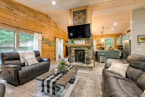 Charming 3BR Cabin with Hot Tub and Fire Pit Near WCU