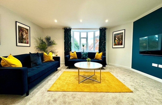 Charming 3BR: Close to Beach & Bournemouth! +wi-fi