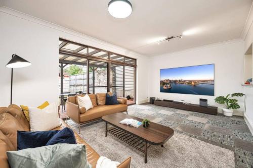 Charming 3BR Cottage with Spacious yard in North Sydney