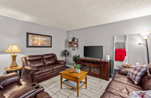 Charming 3BR Oasis amid Bella Vista Woods