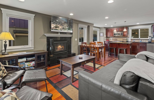 Charming 3BR Townhome near DT Seattle W/ Balcony!
