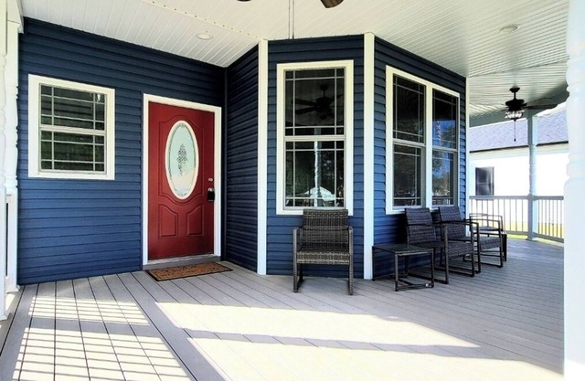 Charming 3BR with Fire Pit and Large Covered Porch