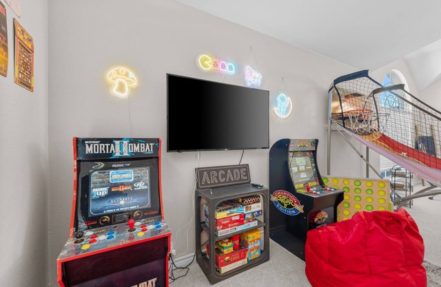 Charming 4-BD Home: Office & Arcade, Near PGA, Costco, 13 Min to Legacy West