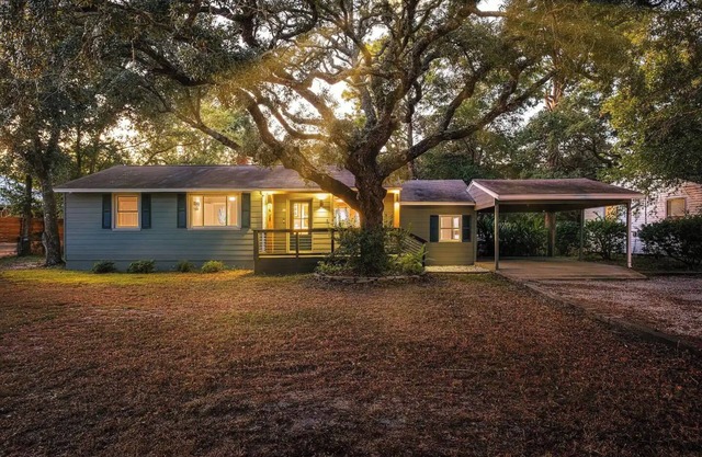 Charming 4-bedroom + movie room cottage, 3 blocks to the beach, 16 min to Destin