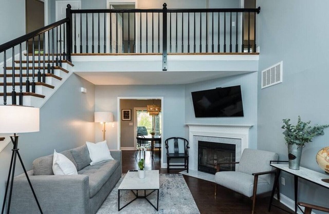 Charming 4 bed home with water views-mins to UNC