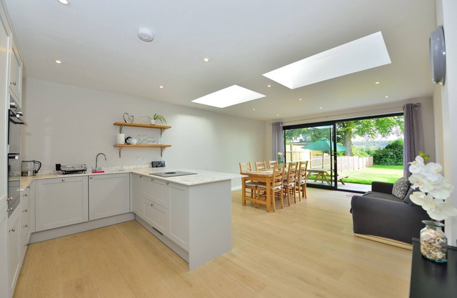 Charming 4-Bed House in Winchester,Free Parking