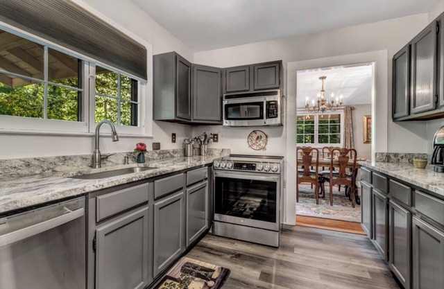 Charming 4-bedroom cottage in welcoming Black Mountain with WiFi.