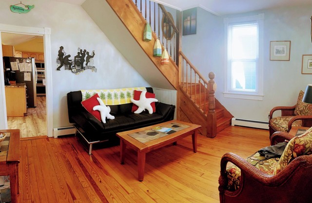Charming 4-bedroom, 2-bath cottage, dog friendly, AC, WiFi, 1 block to beach