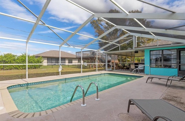 Charming 4-bedroom Pool and Hot Tub home with WiFi in delightful Port Charlotte