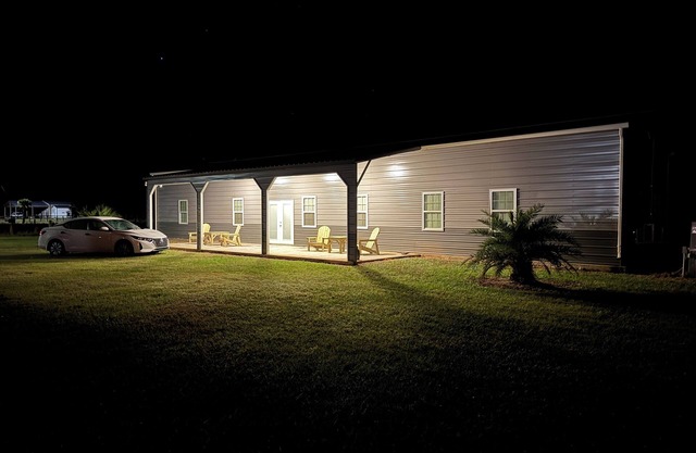 Charming 4-bedroom barndominum in Elberta with AC, WiFi, 5 miles from boat ramp