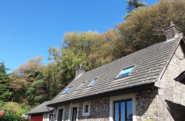 Charmant chalet de 4 chambres avec vue imprenable sur la mer et grand terrain.
