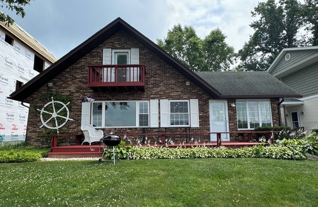 Charming 3-bedroom cottage on fabulous Diamond Lake! Just remodeled! WiFi & AC