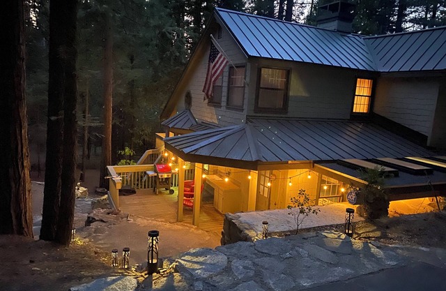 Charming 4-bedroom cabin a few minutes from Pinecrest Lake in fabulous Long Barn