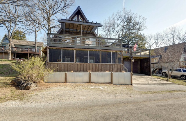 Charming 4-bedroom cabin overlooking Table Rock Lake