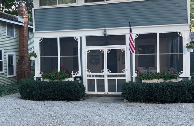 Charming 4-bedroom cottage in Lakeside with WiFi and AC