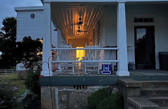Charming 4-bedroom farmhouse with WiFi, AC in brilliant Locust Hill