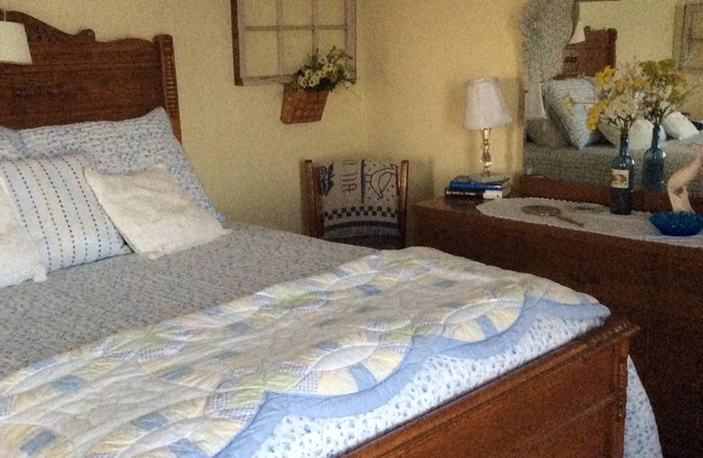 Charming 4-bedroom farmhouse with AC and WiFi in music-filled Galax, VA