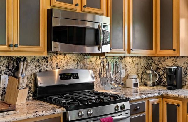 Charming 4 Bedroom Home Located in Cottonwood! Community Pool & Hot Tub! Trail