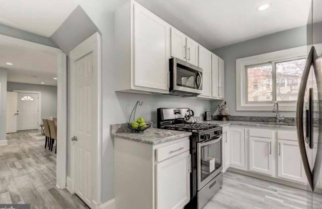 Charming 4-bedroom house with AC and WiFi in delightful Baltimore