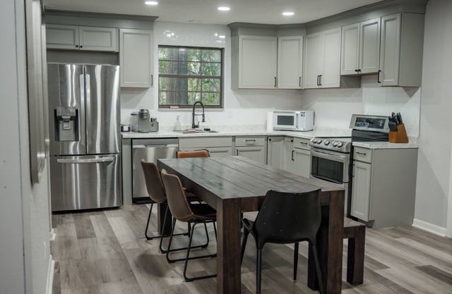 Charming 4-bedroom house with AC and WiFi in peaceful Lake City