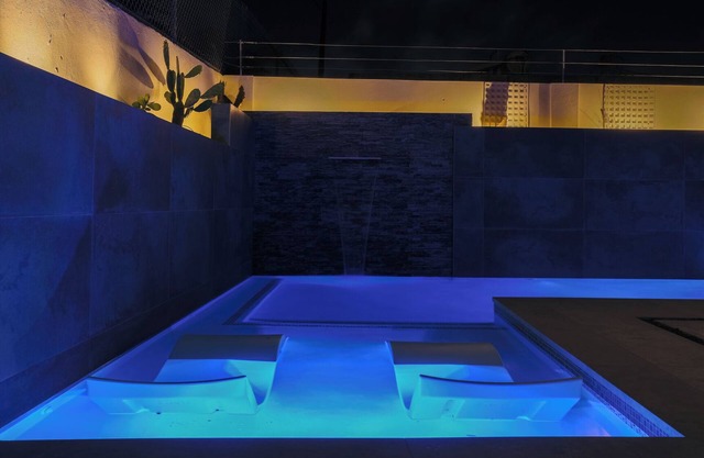 Charming 4-bedroom house w private pool, 7min from airport, close to restaurants