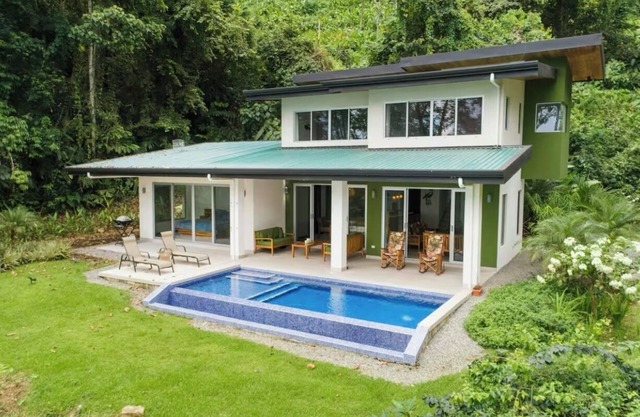Charming 4-bedroom house with AC, WiFi in beautiful Uvita w/whale's tail view