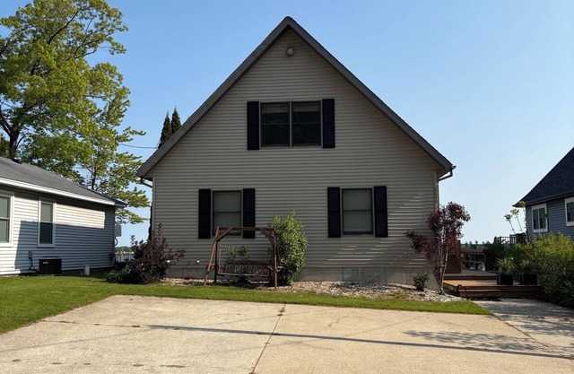Charming 4-bedroom lakefront cottage in Lake City on beautiful Lake Missaukee