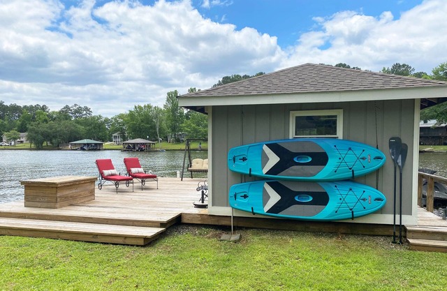Charming 4-bedroom lake house a stone's throw from beautiful Lake Sinclair