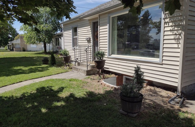 Charming 4-bedroom light and open concept house with in a good area of Spokane