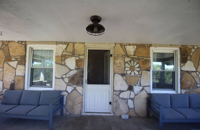 Charming 4-bedroom Ozark stone farmhouse in Fair Grove