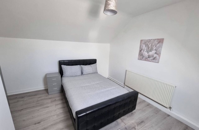Charming 4-Bedroom | Sleeps 8| at Andrew St!!