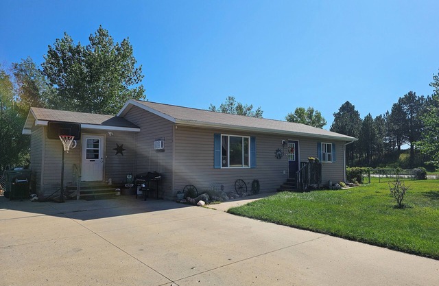 Charming 4-bedroom Sturgis Rally rental ideally located near downtown Sturgis