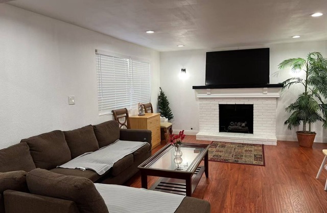 Charming 4-bedroom bungalow in Baldwin Park with WiFi and AC