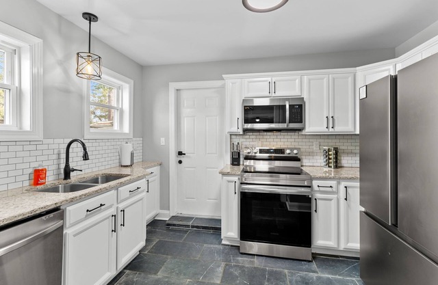 Charming 4-bedroom cottage in brilliant Fayetteville with WiFi, fitness room
