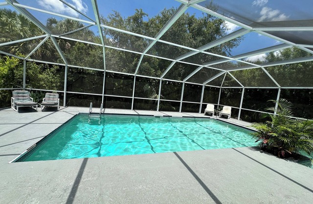 Charming 4-bedroom house with headed pool, AC, wifi and games. Fun for all!
