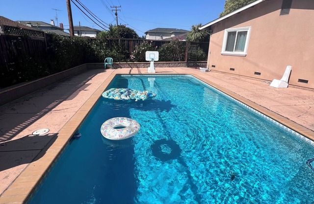 Charming 4-bedroom house with Sparkling Pool in serene Santa Clara
