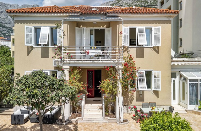 Charming 4-bedroom villa with Stunning views- Makarska Promenade
