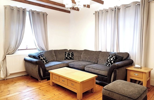 Charming 4B Bungalow w/ Garden Near Beach and Downs