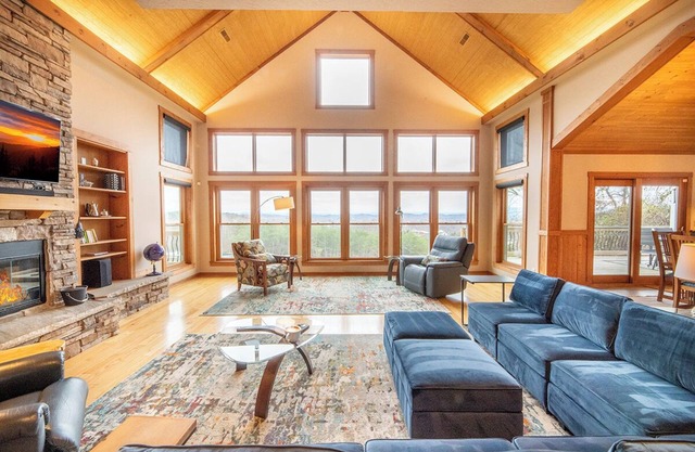 *Charming 4BD+LOFT Lodge! Theater + GAMES!*